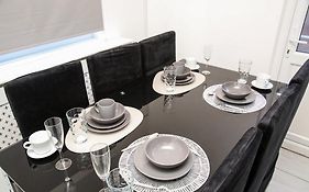 Newly Refurbished 3 Bedroom House Close To Central London